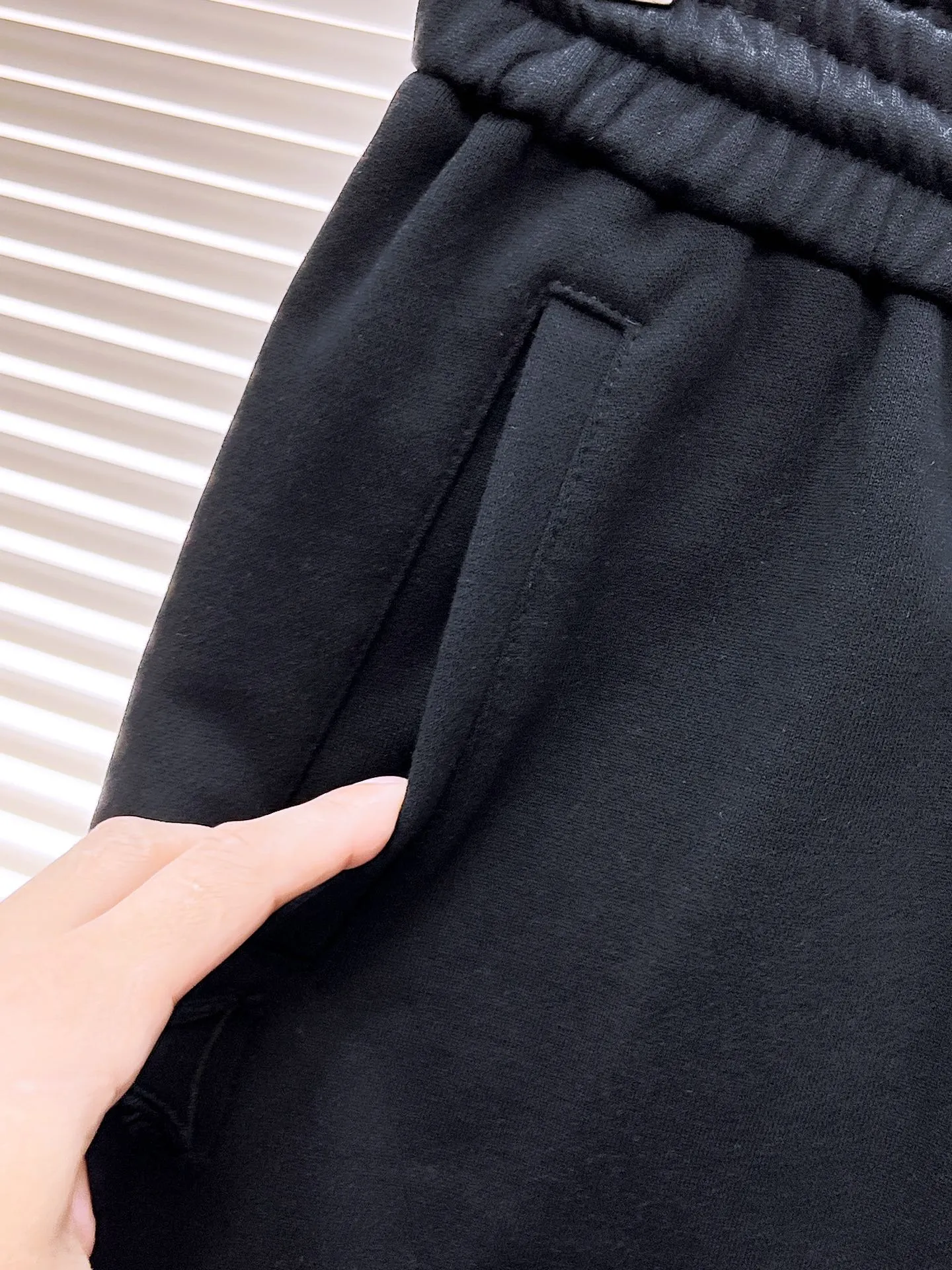 The Queen Mother's three-standard complete 2026 summer New Arrival men's casual shorts, advanced custom-made fabric Breathable fabric, Breathable elasticity and comfort, impeccable details, top-grade accessories, original logo design concept, delicate and soft feel! The upper body fit is awesome! Size: M-XXXL Please state your height and weight when ordering